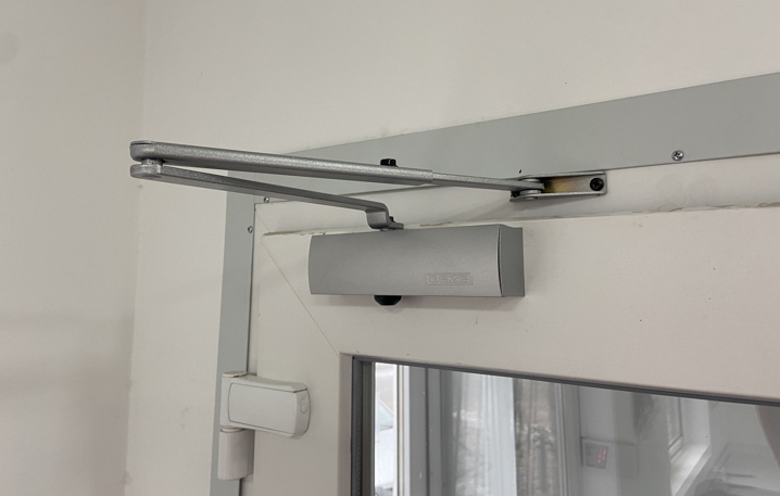 Заміна дотягувача дверей Заміна дотягувача дверей