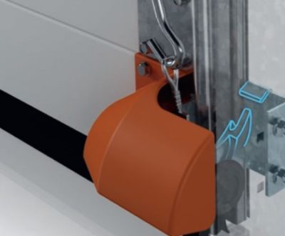 Захист від піддягання полотна воріт