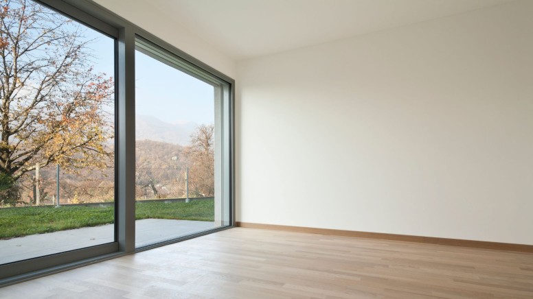 Розсувні двері на терасу біля котеджу