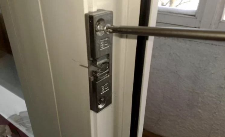 Ремонт пластикових  вікон та дверей КОРСА