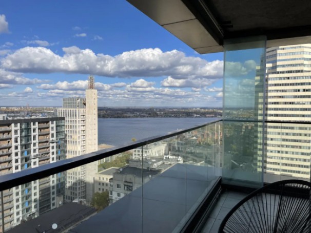 Поворотно-складна система: балкон