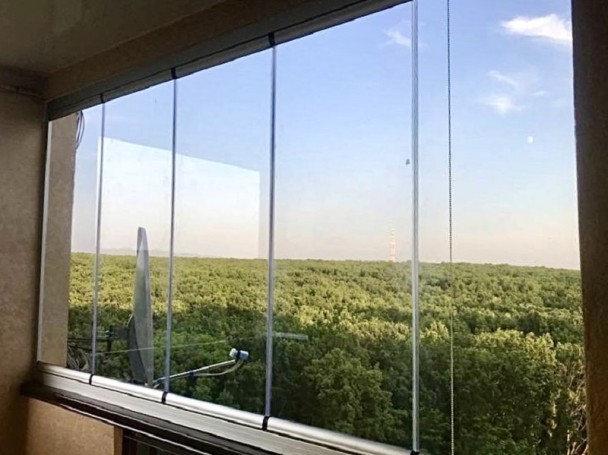 Безрамне скління лоджії