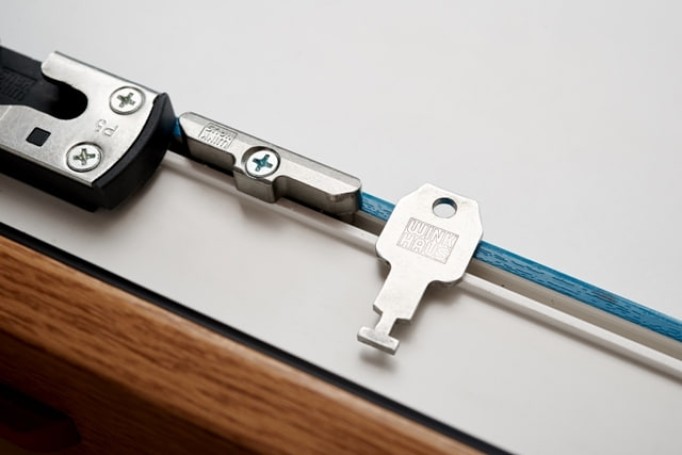 Замок на вікнах для безпеки дітей