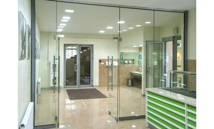 Суцільно скляні двері