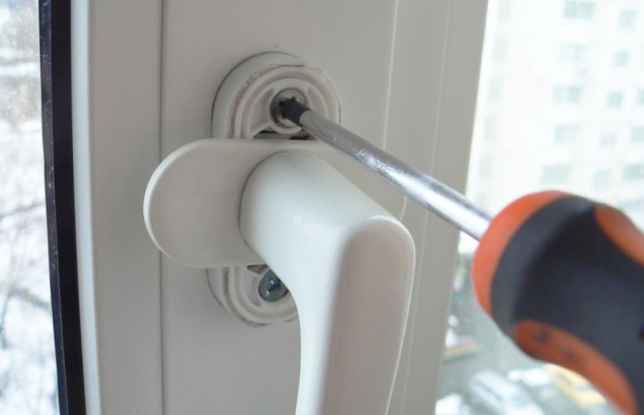 Ремонт пластикових  вікон та дверей КОРСА