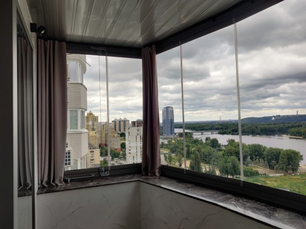 Безрамне скління лоджії