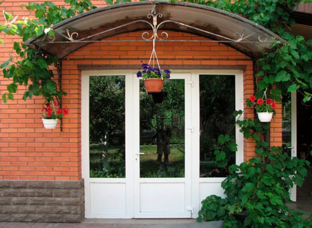 Білі пластикові двері
